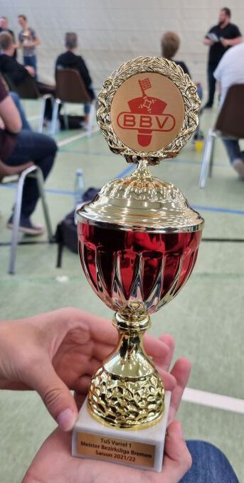 Übergabe des Pokals für den 1. Platz der 1. Mannschaft in der Bezirksliga